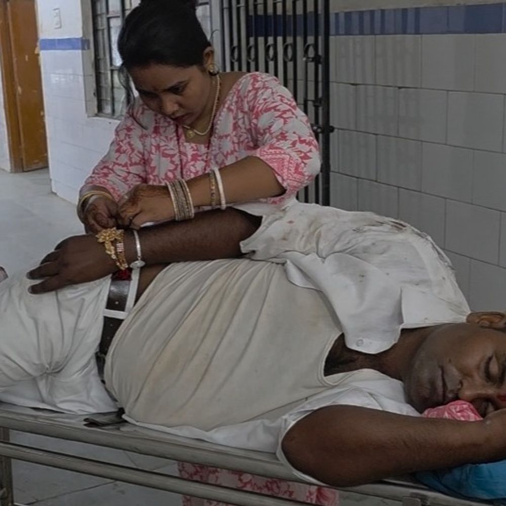 औरंगाबाद में दो बाइकों के बीच जबरदस्त टक्कर:महिला समेत 3 जख्मी, बहन के घर राखी बंधवाने जा रहे थे; अस्पताल में ही बांधनी पड़ी राखी