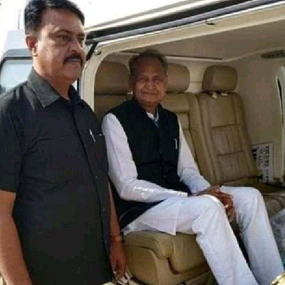 पेपर लीक में अशोक गहलोत का PSO गिरफ्तार:सब इंस्पेक्टर का पेपर खरीदा था, SOG ने राजकुमार यादव और बेटे को पकड़ा