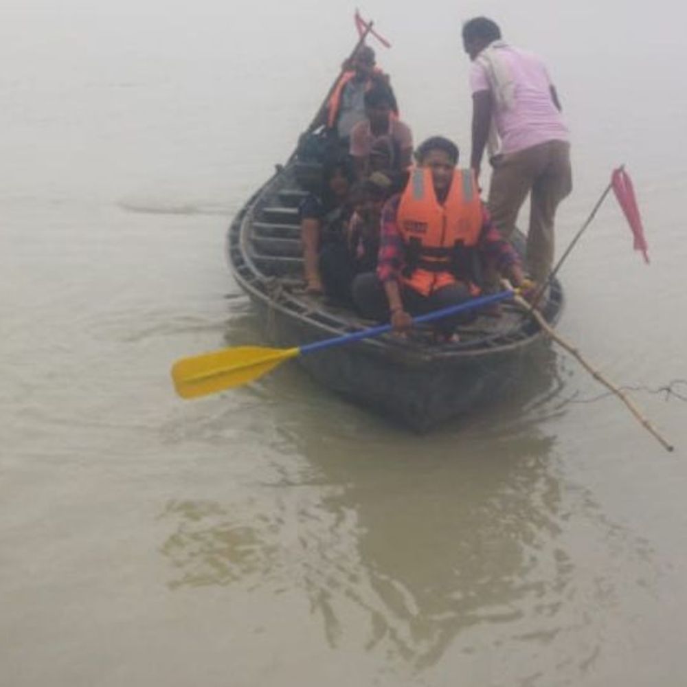 सरयू नदी लाल निशान के पार:गोरखपुर में लगाई गई नाव; 4 गांव प्रभावित