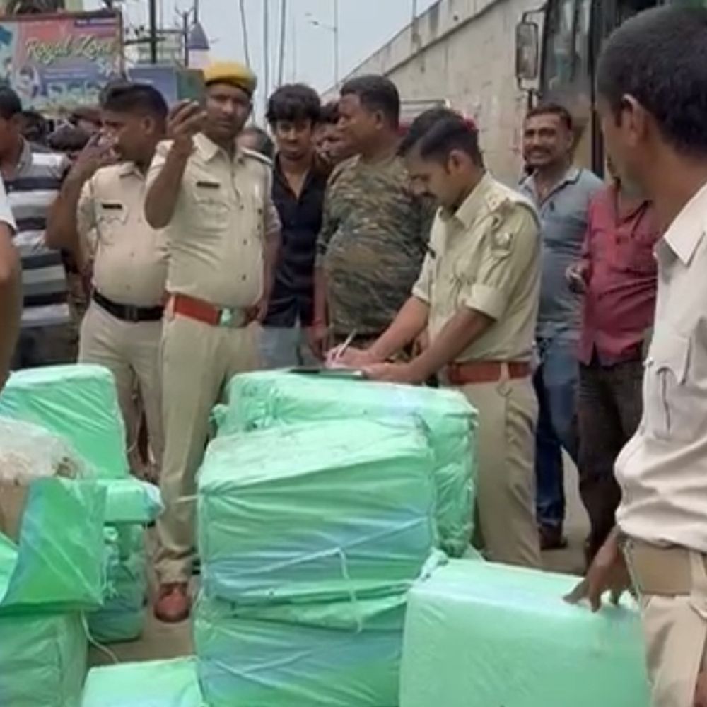 बस से डेढ़ करोड़ रुपए की अवैध लॉटरी जब्त:नवादा में नागालैंड-सिक्किम स्टेट के 28 बोरे टिकट मिले, 6-12 रुपए कीमत