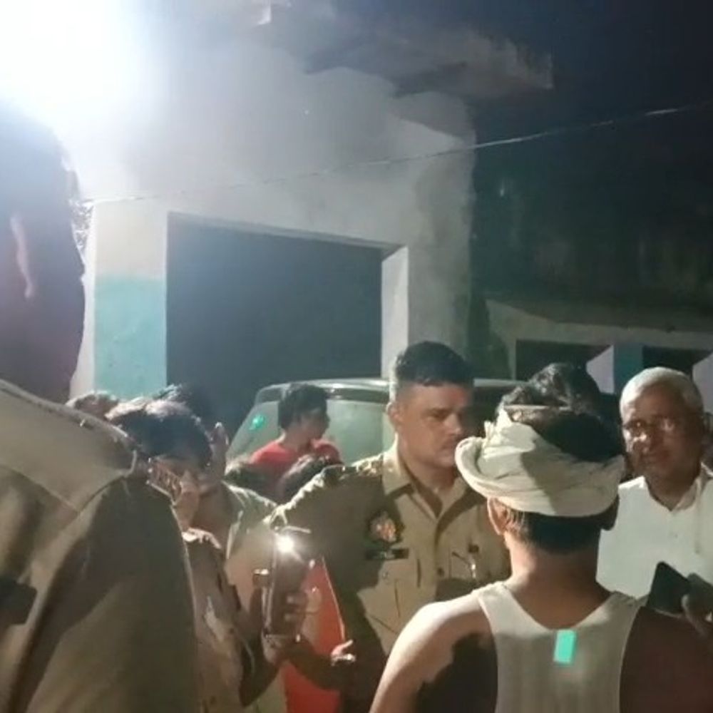 मथुरा में बाबा साहब की प्रतिमा क्षतिग्रस्त करने पर हंगामा:दबंगों ने पत्थर से तोड़ी, लोगों ने पिटाई कर दी; गांव में तनाव