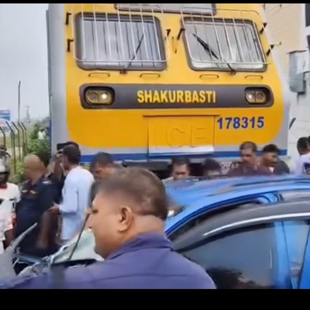 मधुबनी में कार और ट्रेन की टक्कर:जयनगर-जनकपुर रेलखंड पर दुर्घटना, ट्रैक पार करने की कर रहा था कोशिश