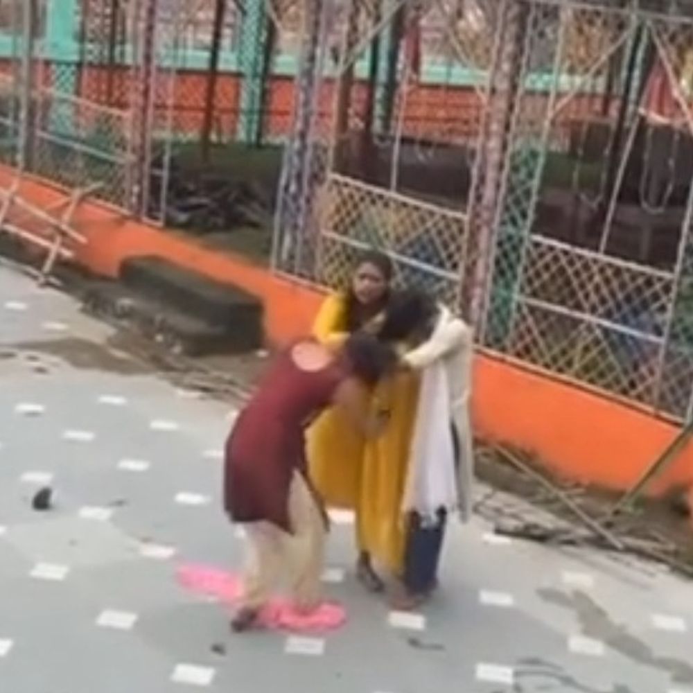 गोवर्धन मंदिर में 2 लड़कियों ने एक-दूसरे का खिंचा बाल:नवादा में मोबाइल में फोटो लेने को लेकर विवाद, तीसरी लड़की ने की बीच-बचाव