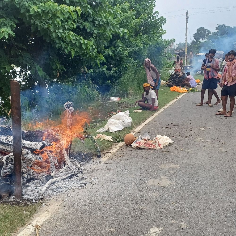 मुंगेर में बाढ़ से 12 श्मशान घाट डूबे:लोग सड़कों पर शवों का अंतिम संस्कार करने को मजबूर