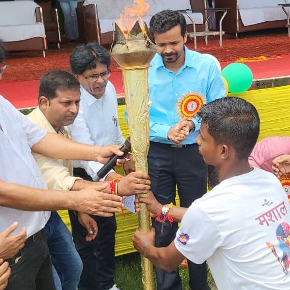 किशनगंज में जिला स्तरीय 'मशाल' खेल प्रतियोगिता शुरू:डीएम ने दीप प्रज्वलित कर किया उद्घाटन, 600 बच्चे ले रहे हिस्सा