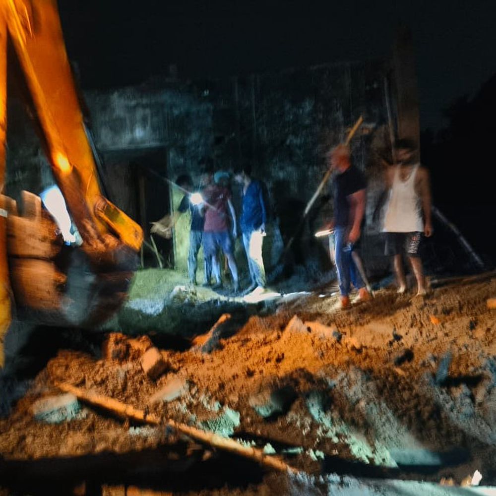 निर्माणाधीन मकान की छत गिरी, एक की मौत:बस्ती में लिंटर ढलाई के दौरान हुआ हादसा, चार अन्य घायल, अस्पताल में भर्ती