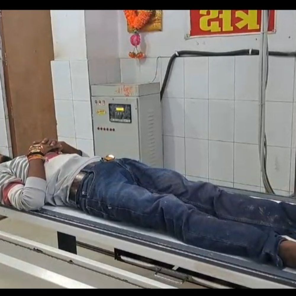 जमुई में पुल से नीचे गिरी बाइक, 2 घायल:रक्षाबंधन पर राखी बंधवा घर लौट रहा था, एक पटना रेफर