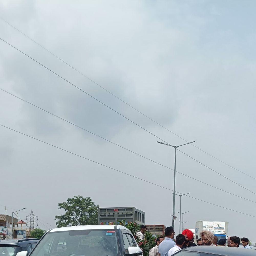 चौगिट्टी फ्लाईओवर से उतरती दो कारें टकराईं