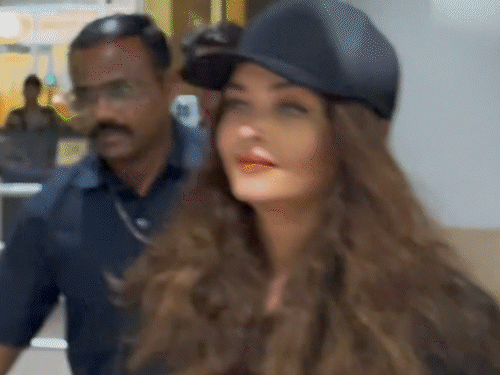 फैमिली ट्रिप से लौटे अभिषेक-ऐश्वर्या:मां का हाथ थामे मस्ती करती दिखीं आराध्या, ऑल ब्लैक आउटफिट में ट्विनिंग की; अभिषेक के अंदाज पर टिकीं फैंस की नजरें