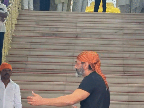 शेरा के पिता की प्रेयर मीट में पहुंचे बॉबी देओल:पहुंचते ही गले लगाया, सलमान खान की बहन और मन्नारा समेत कई सेलेब्स ने पहुंचकर दी श्रद्धांजलि