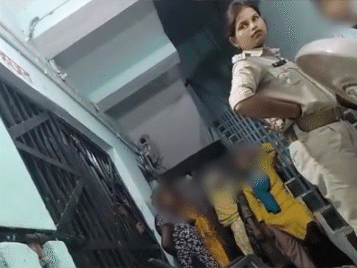 'कमरे में जबरन कस्टमर भेजते, मना करने पर पीटते थे':रेड लाइट एरिया से रेस्क्यू लड़कियों की आपबीती; बोलीं- मां-बाप से परेशान होकर घर छोड़ा था
