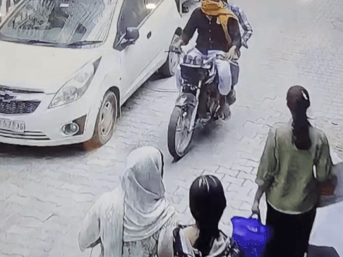 बरनाला में दिनदहाड़े महिला से पर्स छीना:सहेलियों संग घूमने निकली, बाइक सवार ने झपटा मारा