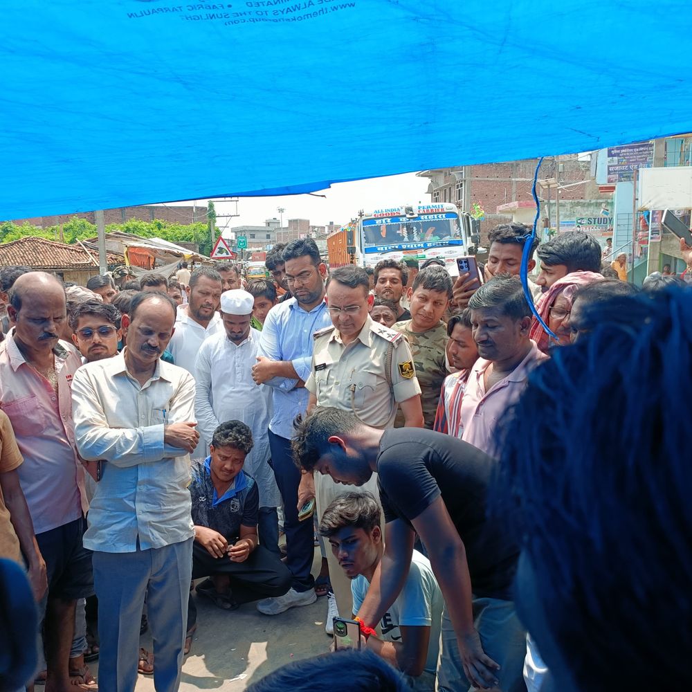 पानी-बिजली संकट से परेशान ग्रामीणों ने किया सड़क जाम:सीतामढ़ी के नानपुर में 5 घंटे लोग रहे परेशान, अधिकारियों के आश्वासन पर हुए शांत
