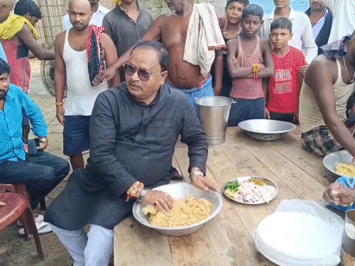 विधायक गोपाल मंडल ने बाढ़ग्रस्त क्षेत्र का किया निरीक्षण:कहा- सांसद सोए रहते हैं, कटाव को लेकर केंद्र सरकार से बात करनी चाहिए थी