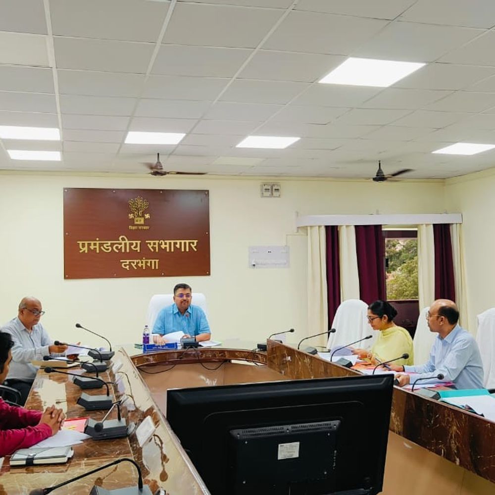 लक्ष्य से कम वसूली पर होगी कार्रवाई:दरभंगा में आयुक्त ने की प्रमंडल स्तर की बैठक, राजस्व संग्रहण में तेजी लाने के निर्देश