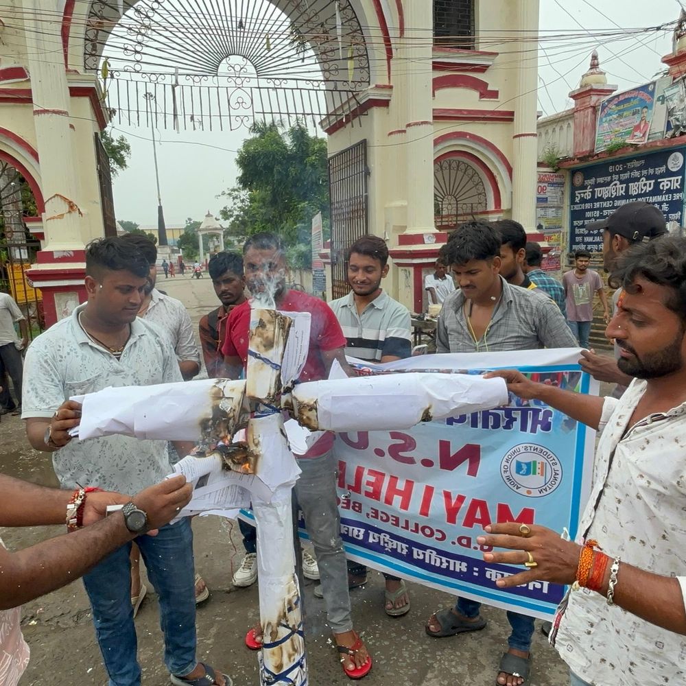 NSUI कार्यकर्ताओं ने छात्र कल्याण अध्यक्ष का पुतला फूंका:एडमिशन में गड़बड़ी का आरोप लगाकर किया हंगामा, बोले- मेधावी छात्रों को नहीं मिल रहा हक