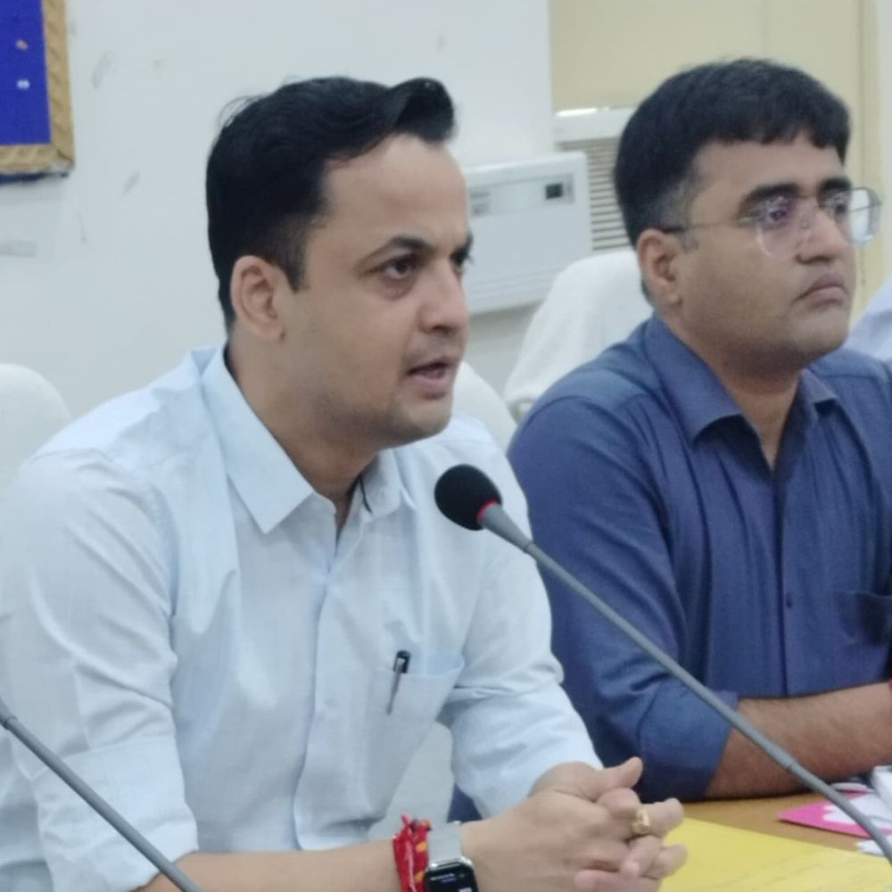 मधुबनी में DM ने जमीन उपलब्ध कराने का दिया आदेश:वीकली रिव्यू मीटिंग में पेंडिंग केस के जल्द निपटारे का निर्देश, 4 विभागों में मामले लंबित
