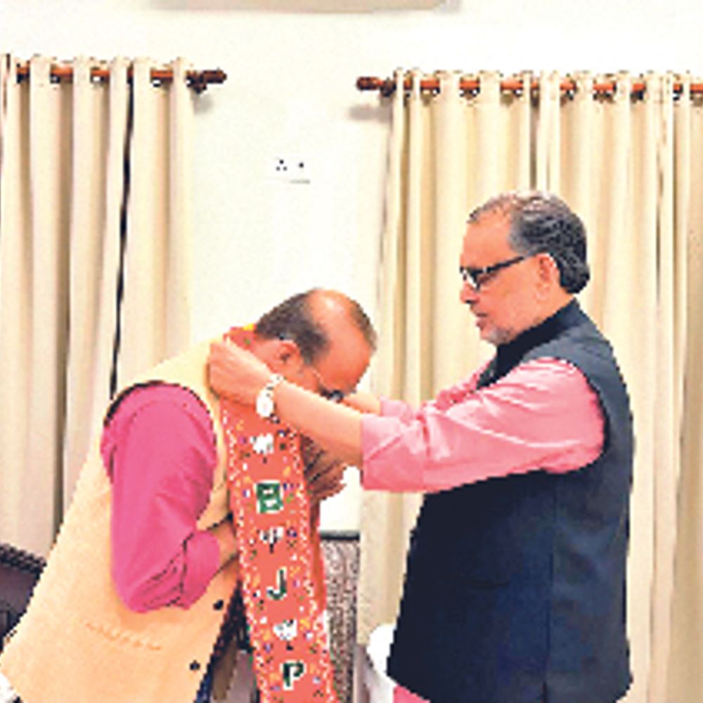 राजनीतिक पारी की शुरुआत के लिए सांसद से लिया आशीर्वाद