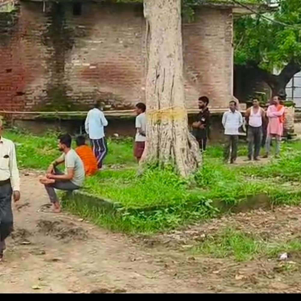 नीम के पेड़ पर लटका मिला युवक का शव:ग्रामीणों ने देखा शव, पोस्टमार्टम के लिए भेजा गया