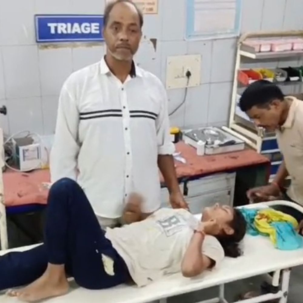 बुलंदशहर में घर में घुसकर मारपीट और फायरिंग:पुरानी रंजिश में दबंगों का आधी रात हमला; घर में घुसकर महिलाओं को पीटा, फायरिंग कर फरार