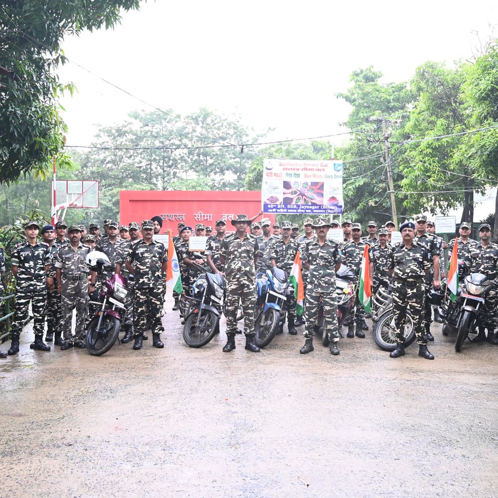 मधुबनी में SSB की 'हर घर तिरंगा' रैली:11km लंबी रैली में देशभक्ति नारों से गूंजा शहर, फूल बरसा कर किया स्वागत