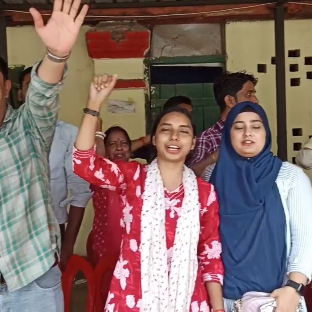 बिहार अनुसचिवीय कर्मचारी संघ का अनिश्चितकालीन हड़ताल:जमुई में एनआईसी कार्यालय के पास किया प्रदर्शन, अपनी 10 मांगों पर अड़े