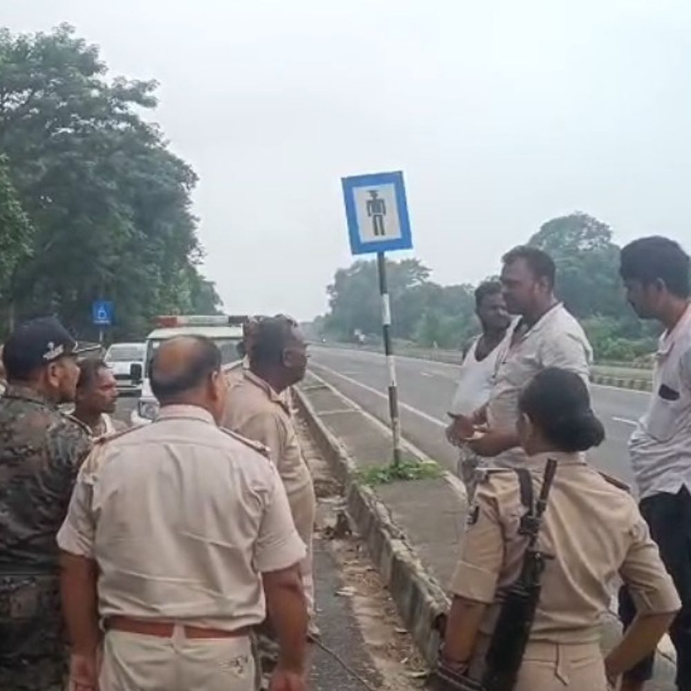 अररिया में कंटेनर ने पिकअप को मारी टक्कर:स्थानीय लोगों ने सड़क पर बिखरी कपड़े की 9 बोरी लूटी, रॉन्ग साइड ड्राइविंग से हादसा