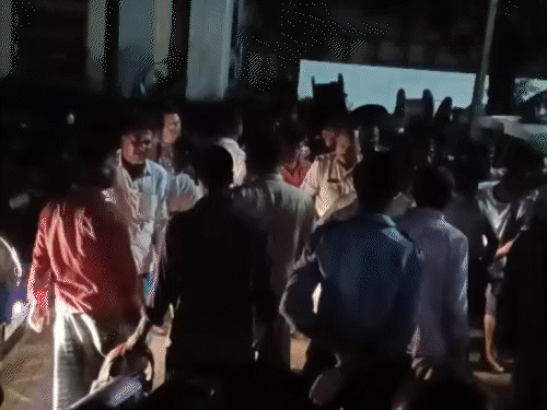 नशे में धुत बाइक सवार ने कांवड़ियों को मारी टक्कर:3 घायल, एक की हालत गंभीर; देवघर से कांवड़ लेकर पैदल घर लौट रहे थे तीनों