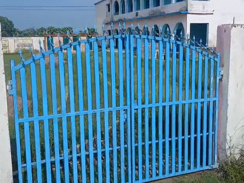 स्कूल में समय से पहले छुट्टी,ताला लगाकर निकल जाते टीचर्स:पटना के मसत्थु स्कूल में पढ़ते हैं 400 बच्चे, ग्रामीण बोले- शिक्षक बच्चों को पीटते भी हैं