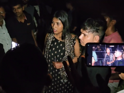 मोतिहारी में बाइक चेकिंग के दौरान दंपती से बदसलूकी, VIDEO:महिला के पेट में मारा लात; जबरदस्ती गाड़ी में बैठाने की कोशिश, ​​​​​​​भीड़ से उलझे थानाध्यक्ष