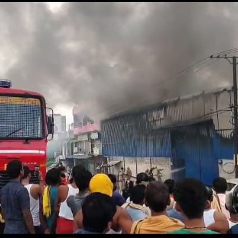 सोलर प्लेट गोदाम में लगी भीषण आग:वेयरहाउस में करोड़ों का सामान जलकर नष्ट, फायर ब्रिगेड की 8 गाड़ियां पहुंची