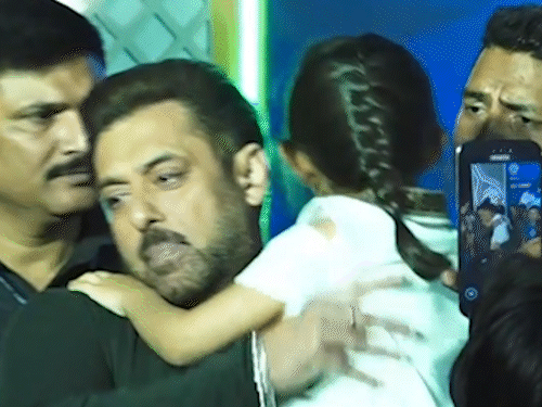 भांजी आयत के लिए सलमान ने पैपराजी को दी वॉर्निंग:कहा- पीछे रहो, बच्ची साथ है, बताया IPL टीम खरीदने से किया था इनकार, नहीं कोई पछतावा