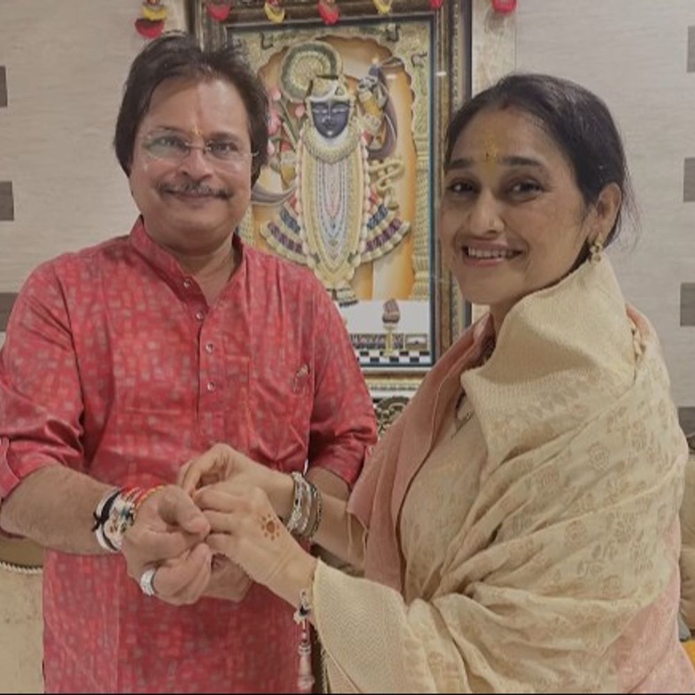 असित मोदी के घर पहुंचीं दयाबेन उर्फ दिशा वकानी:प्रोड्यूसर ने छुए पैर, रक्षाबंधन मनाया; 8 साल पहले छोड़ा था तारक मेहता का उल्टा चश्मा शो