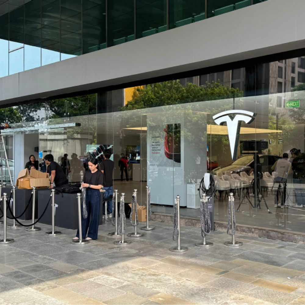 दिल्ली से भी खरीद सकेंगे टेस्ला की इलेक्ट्रिक कारें:वर्ल्डमार्क कॉम्प्लेक्स में खुला कंपनी का दूसरा शोरूम, एक महीने का किराया ₹17.22 लाख