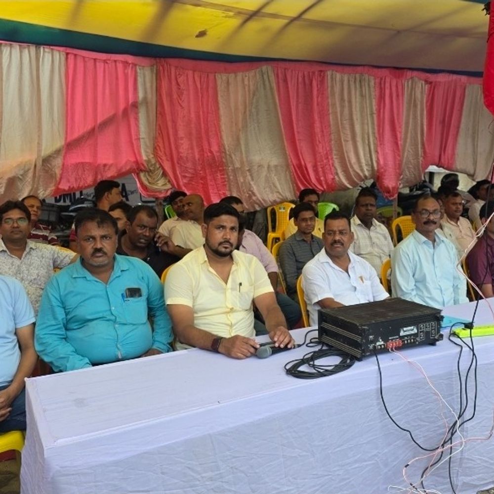 अनिश्चितकालीन हड़ताल पर गए लिपिकीय संवर्गकर्मी:बिना काम कराए ही वापस लौट रहे लोग, औरंगाबाद में किया धरना-प्रदर्शन