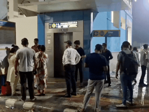 मेरठ में रैपिड रेल के साउथ स्टेशन पर फंसी लिफ्ट:सवा घंटे तक फंसे रहे 22 यात्री, दो की हालत बिगड़ी