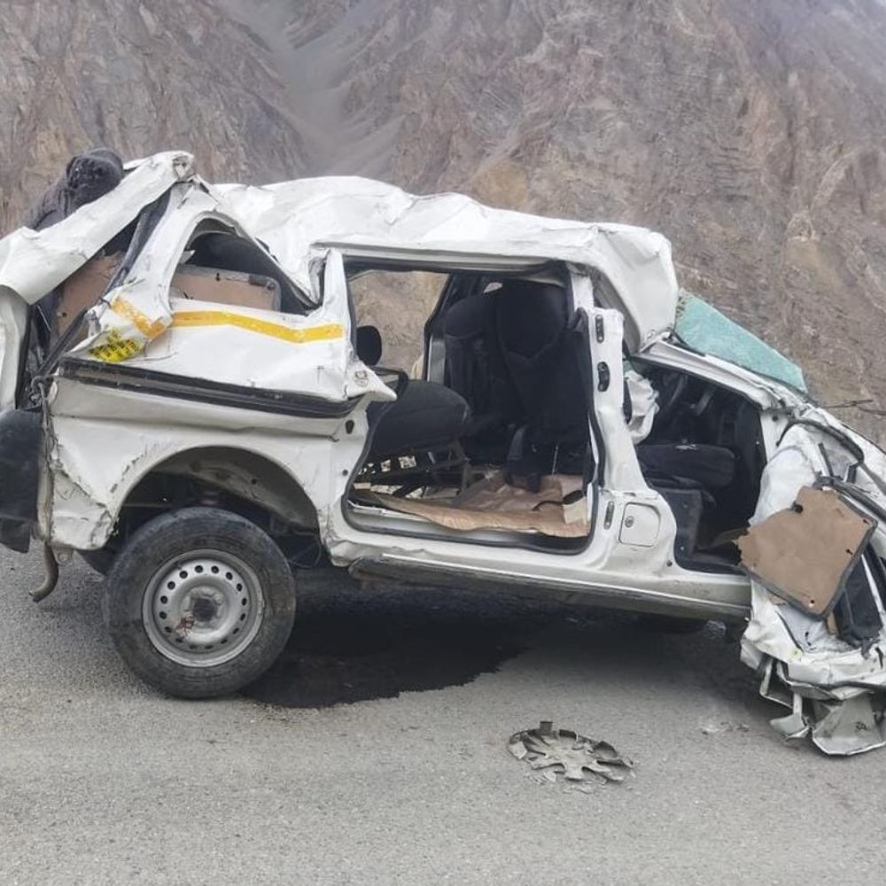 लद्दाख में सड़क हादसे में 6 की मौत, कई घायल:सेना ने 2 हेलिकॉप्टरों से एयरलिफ्ट कर लेह भेजा