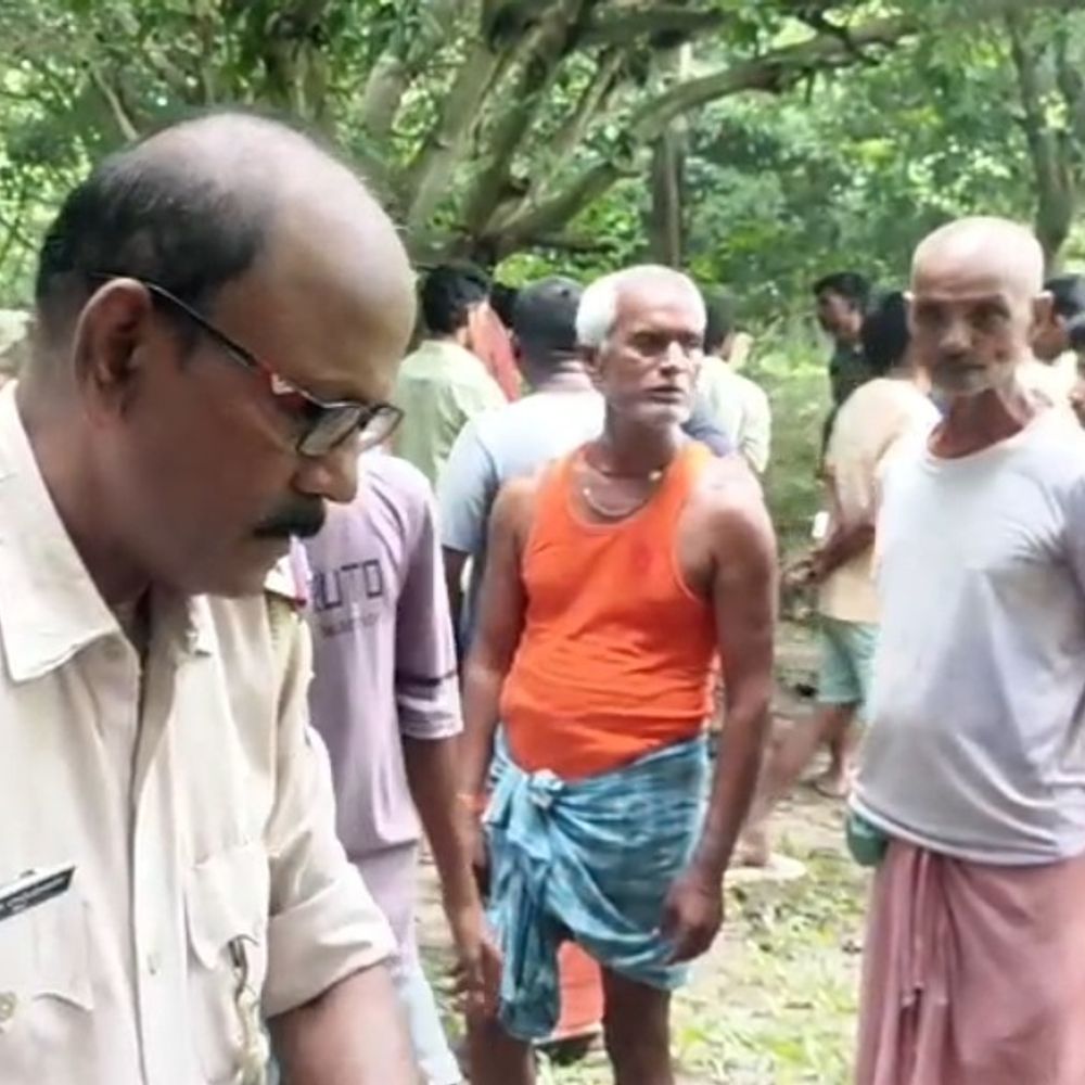 आम के बगीचे में पेड़ से लटकी मिली महिला-बच्ची:सीतामढ़ी में एक ही साड़ी से दोनों के बंधे मिले सिर, पहचान में जुटी पुलिस