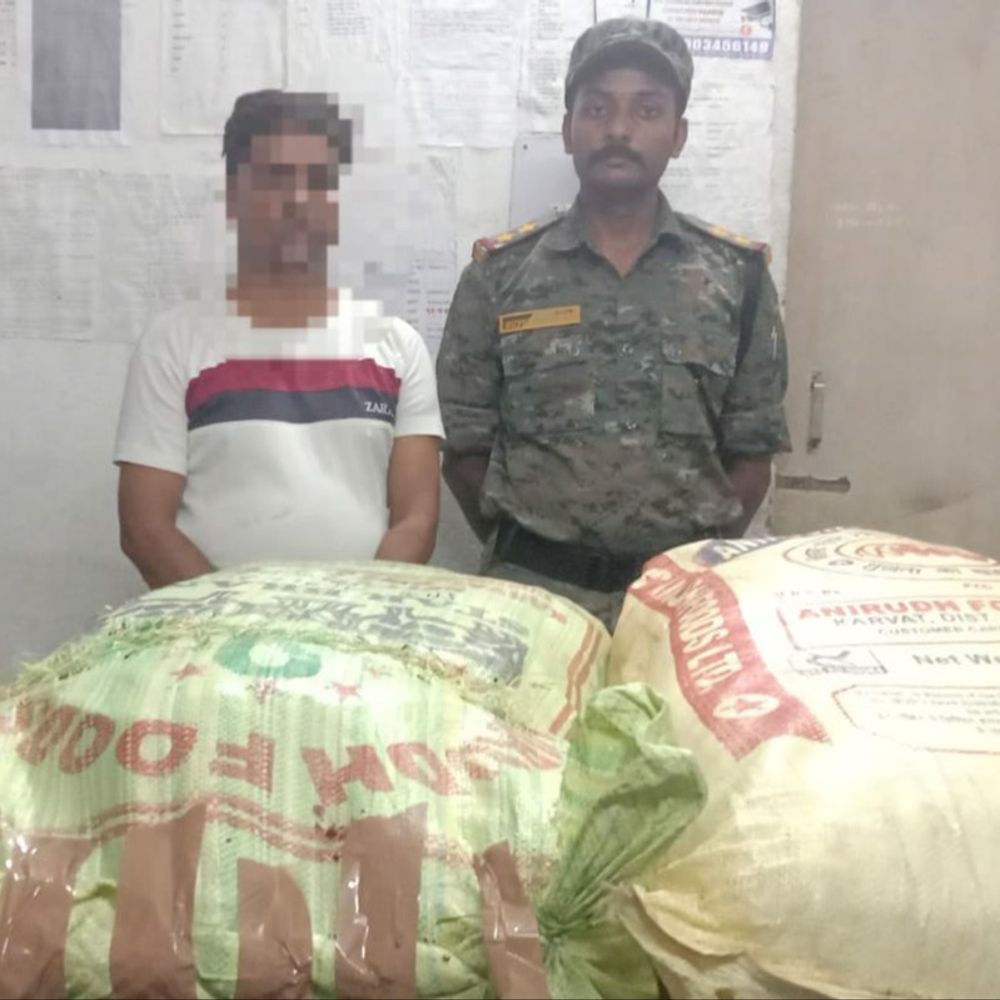 भोजपुर में कार से 52 किलो गांजा बरामद:पुलिस ने खदेड़कर तस्कर को पकड़ा, बोरी में छिपाकर रखा था; एक ठग भी गिरफ्तार