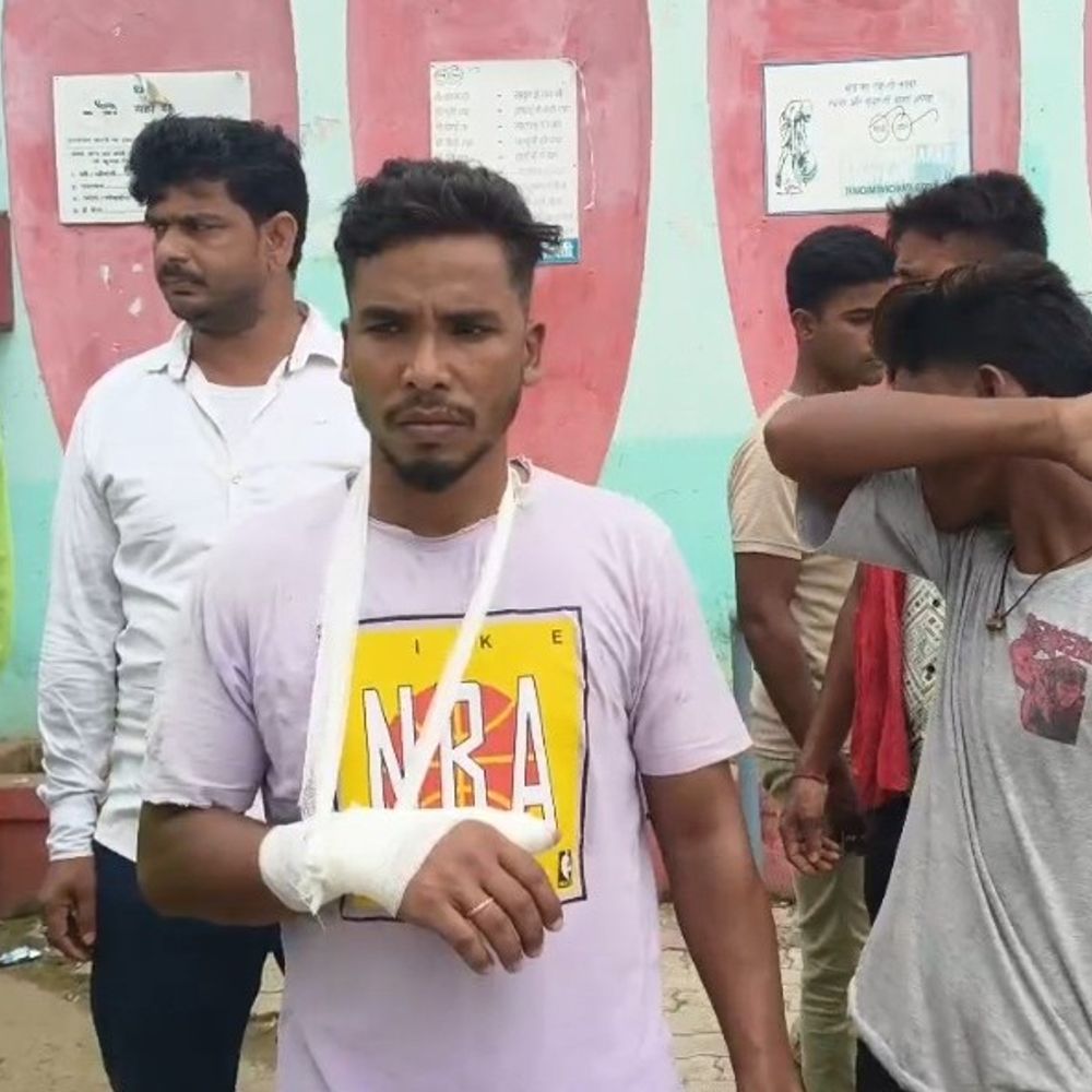 भागलपुर में पुलिस पर पिटाई का आरोप:घायल बोला- बाइक के पेपर नहीं रहने पर डंडों से पीटा, हाथ फ्रैक्चर हुआ