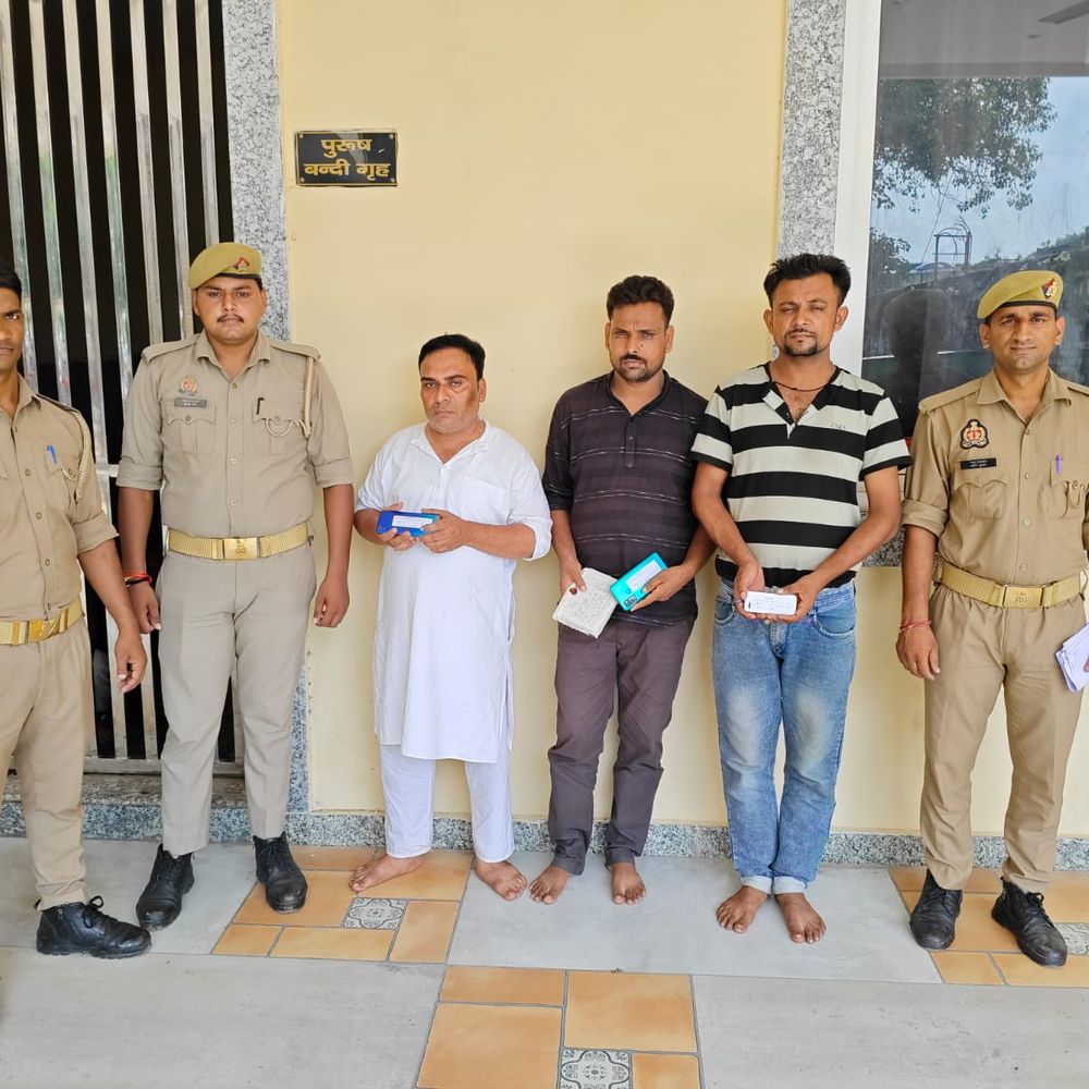 बरेली में सट्टा खिलाने वाले 3 आरोपी गिरफ्तार:मुखबिर से मिली थी सूचना, 5 हजार रुपए जब्त
