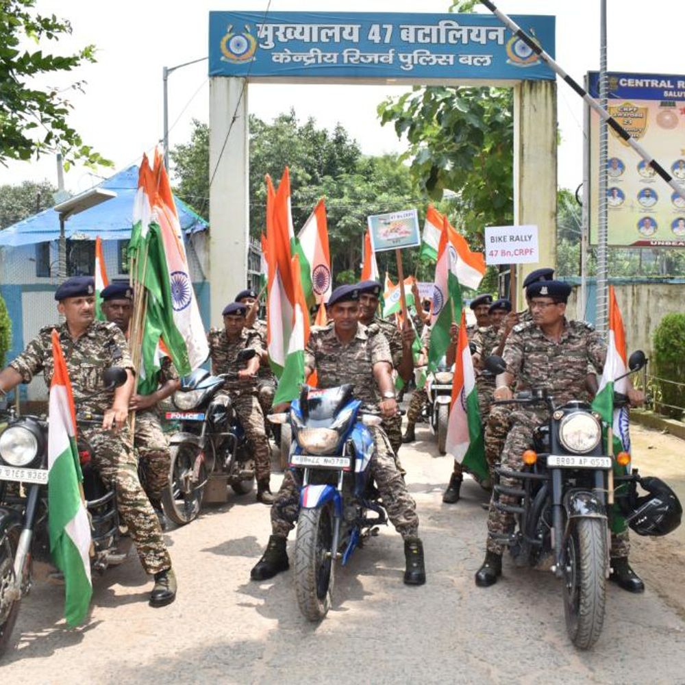 गयाजी में CRPF ने निकाली तिरंगा बाइक रैली:बटालियन कमांडेंट ने जेल परिसर से दिखाई हरी झंडी, देशभक्ति गीतों और नारों के साथ गुजरे जवान