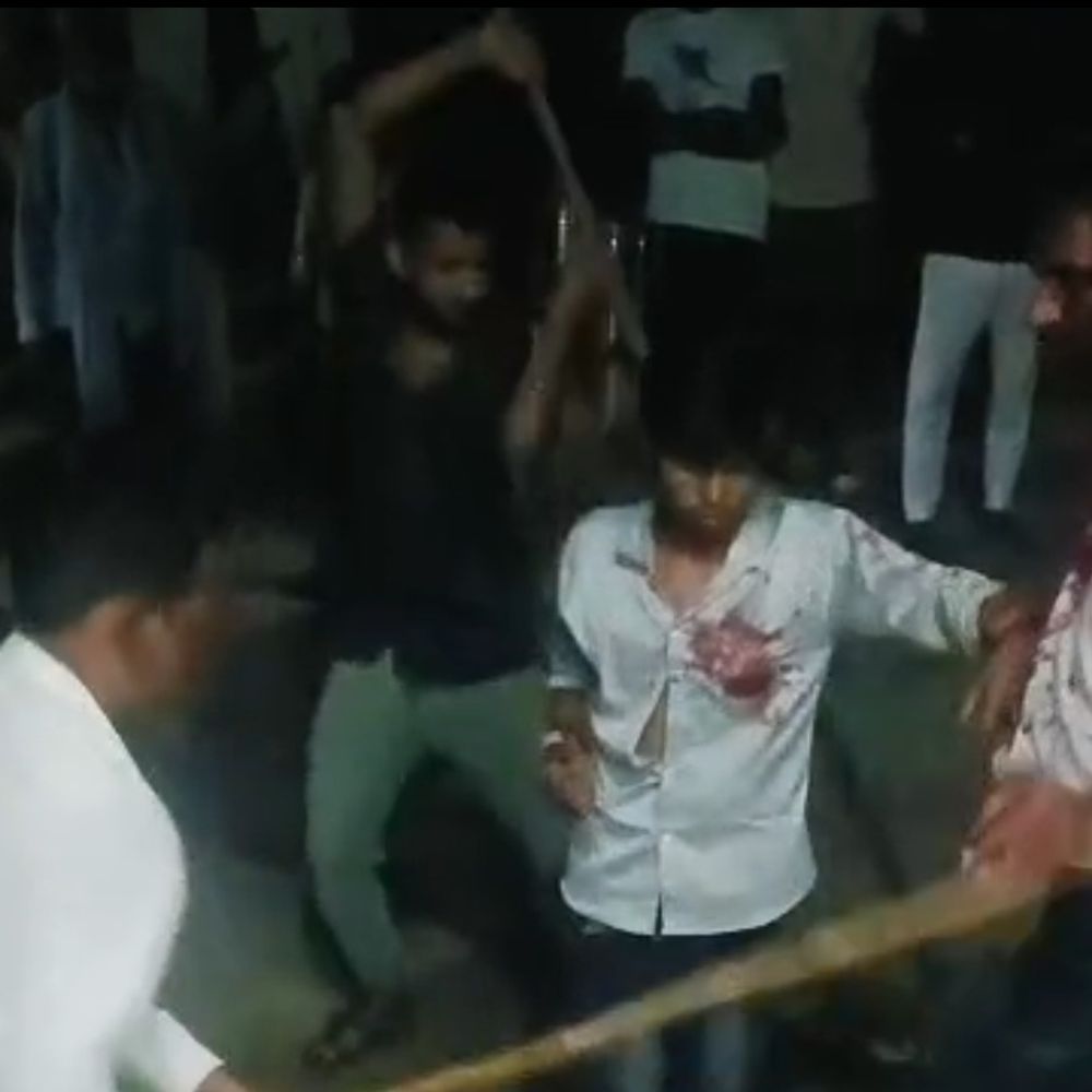 बांदा में शराब के नशे में मारपीट का VIDEO:दबंगों ने युवक को लाठी-डंडों से पीटा, आरोपी हिरासत में