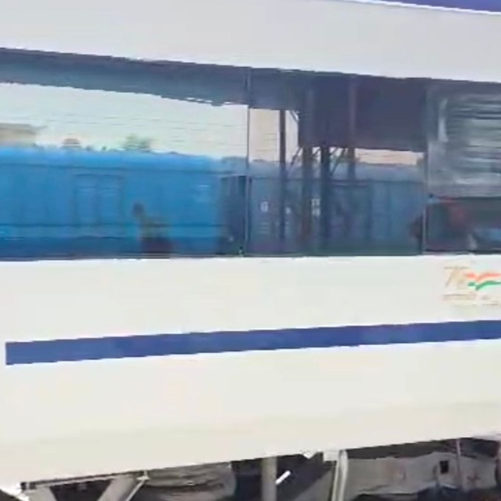 वंदे भारत ट्रेन पर तीसरी बार पथराव:रायबरेली में ट्रेन का शीशा टूटा, आरपीएफ ने केस दर्ज किया