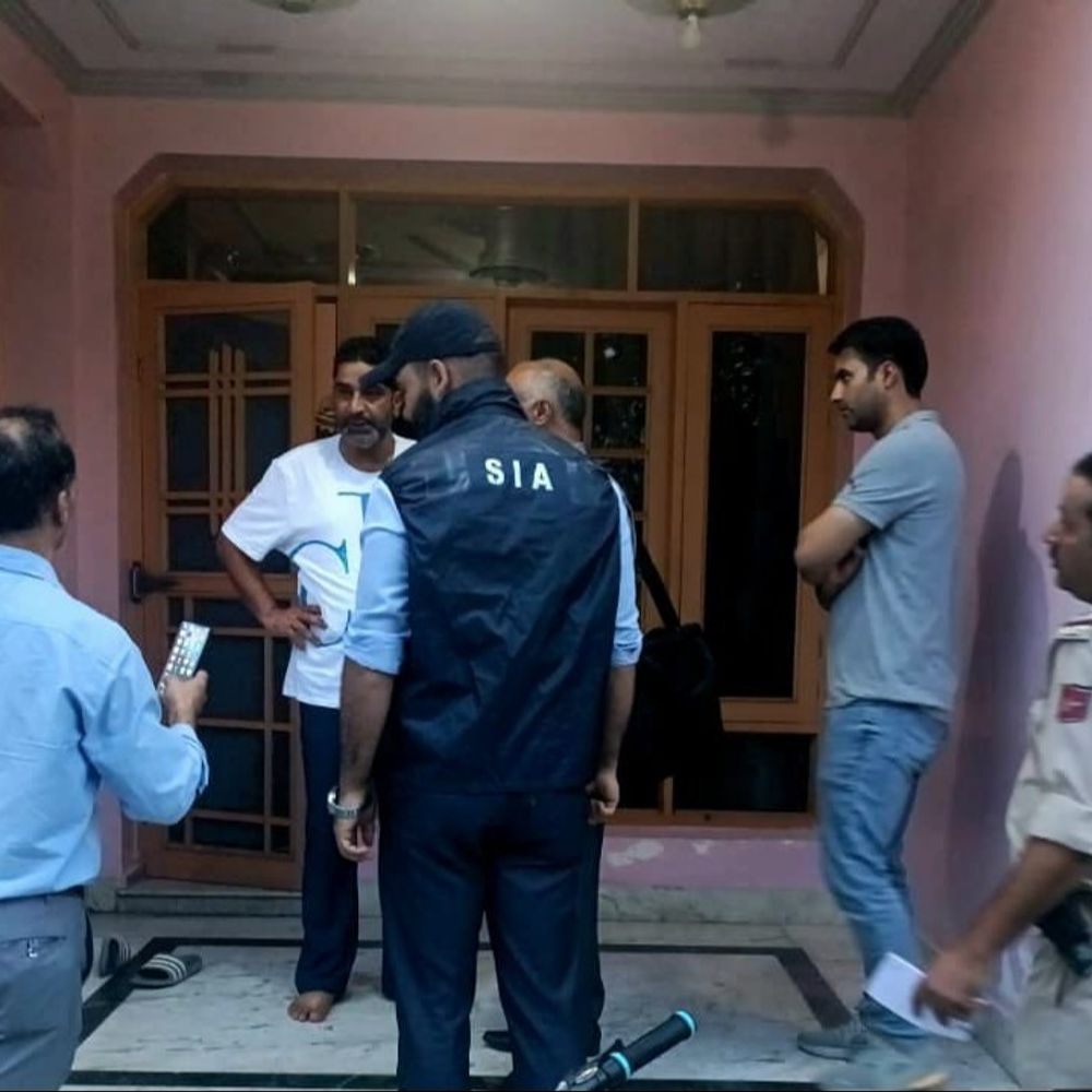जम्मू-कश्मीर में SIA की 8 जगह छापेमारी:इनमें यासीन मलिक का घर भी शामिल; कश्मीरी पंडित सरला भट की हत्या से जुड़ा 35 साल पुराना मामला
