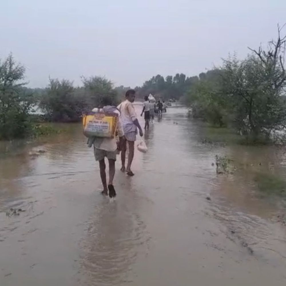 बदायूं में गंगा का जलस्तर खतरे के निशान से ऊपर:60 से अधिक गांव घिरे, फसलें बर्बाद; नरौरा डैम से 3 लाख क्यूसेक पानी छोड़ा