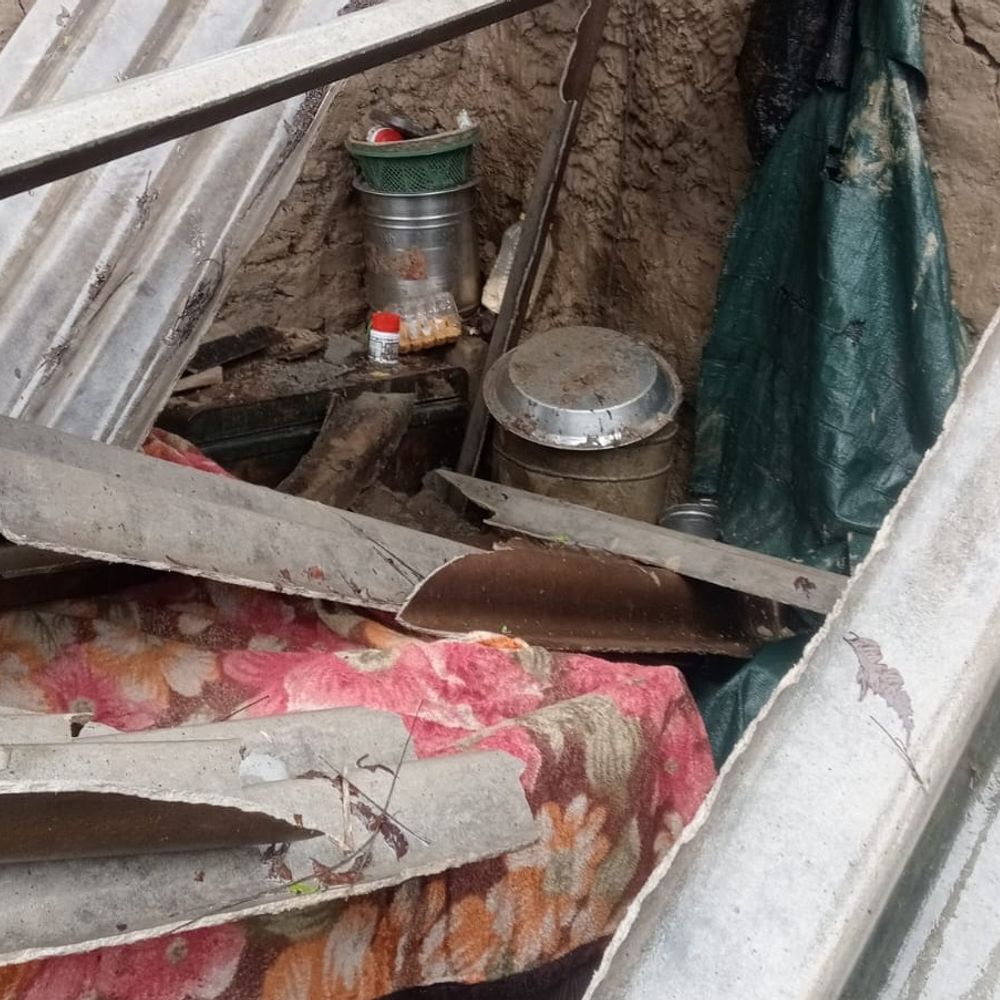 मुजफ्फरनगर में बारिश से गिरा कच्चा मकान:मजदूर परिवार बाल-बाल बचा, सामान मलबे में दबा; प्रशासन ने मदद का दिया आश्वासन