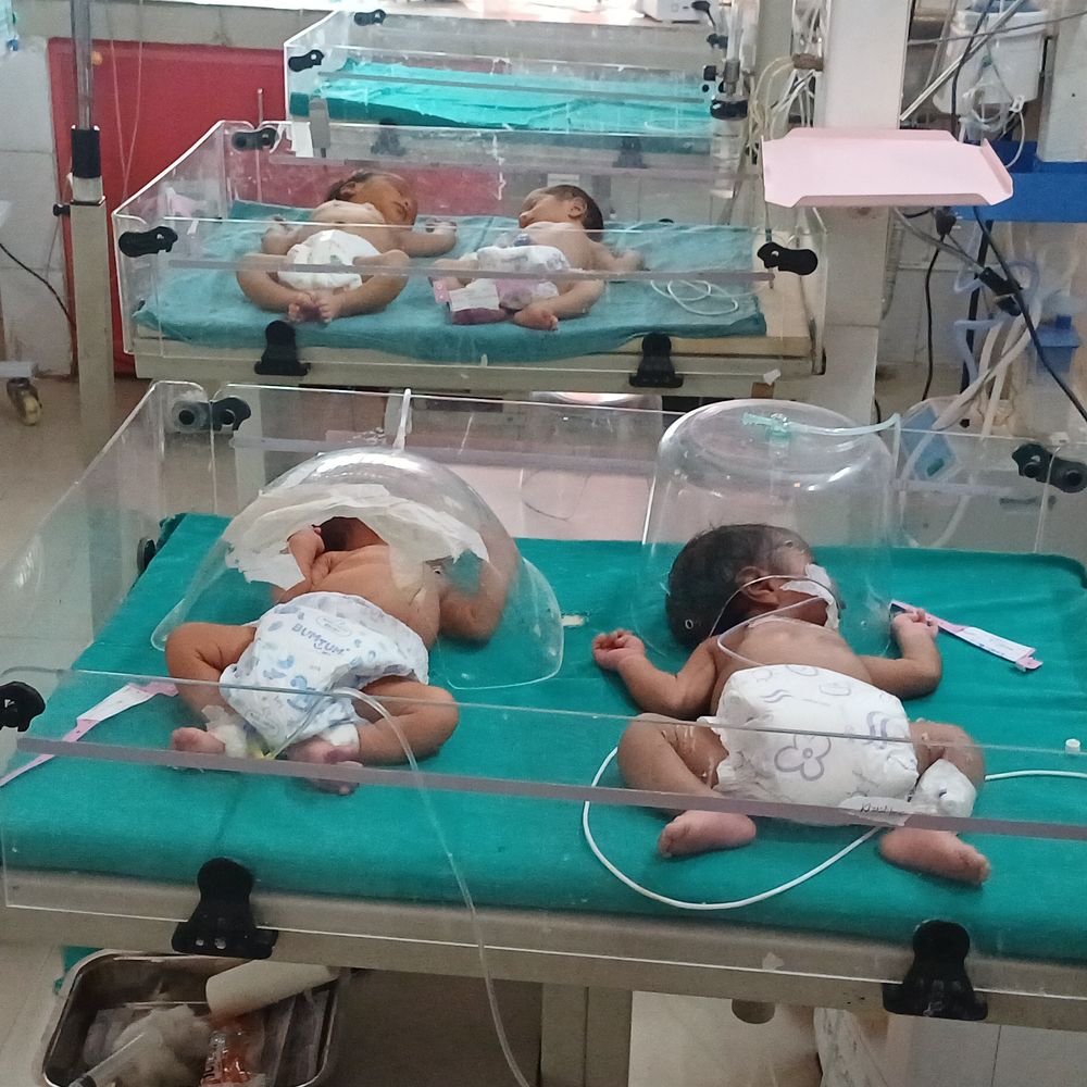 लखीसराय अस्पताल में नवजात की बढ़ती संख्या बनी परेशानी:13 बेड वाले SNCU वार्ड में 23 बच्चे भर्ती, एक मशीन पर 2 का चल रहा इलाज