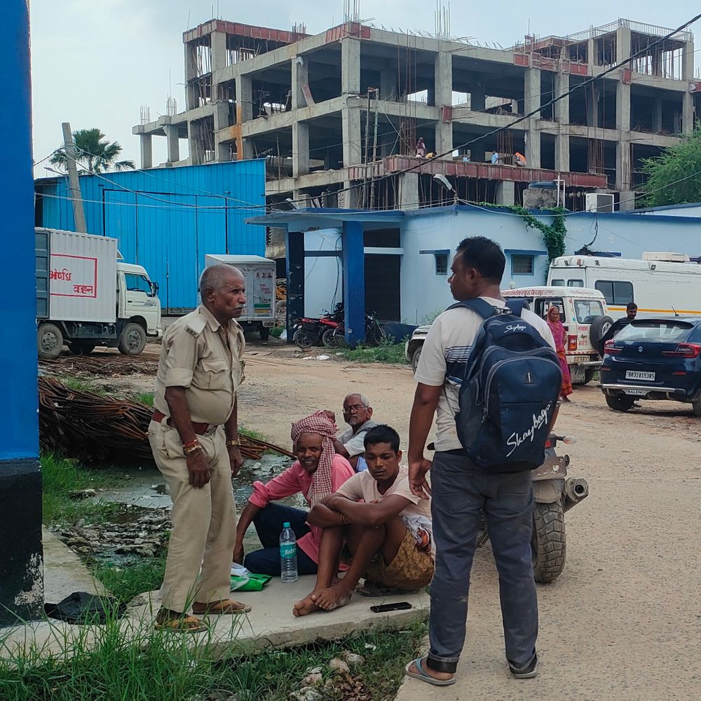 मधुबनी में अज्ञात वाहन ने युवक को रौंदा:सड़क किनारे मिले शव की नहीं हुई पहचान, पुलिस CCTV खंगाल रही