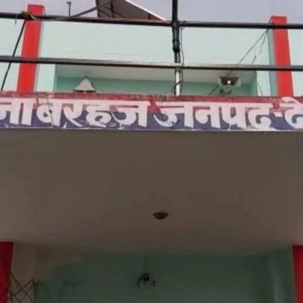 देवरिया युवती का फंदे से लटकता मिला शव:मां से कमरे में सोने की बात कहकर गई, मोबाइल जब्त